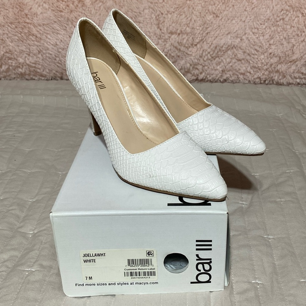 Bar III White Pump